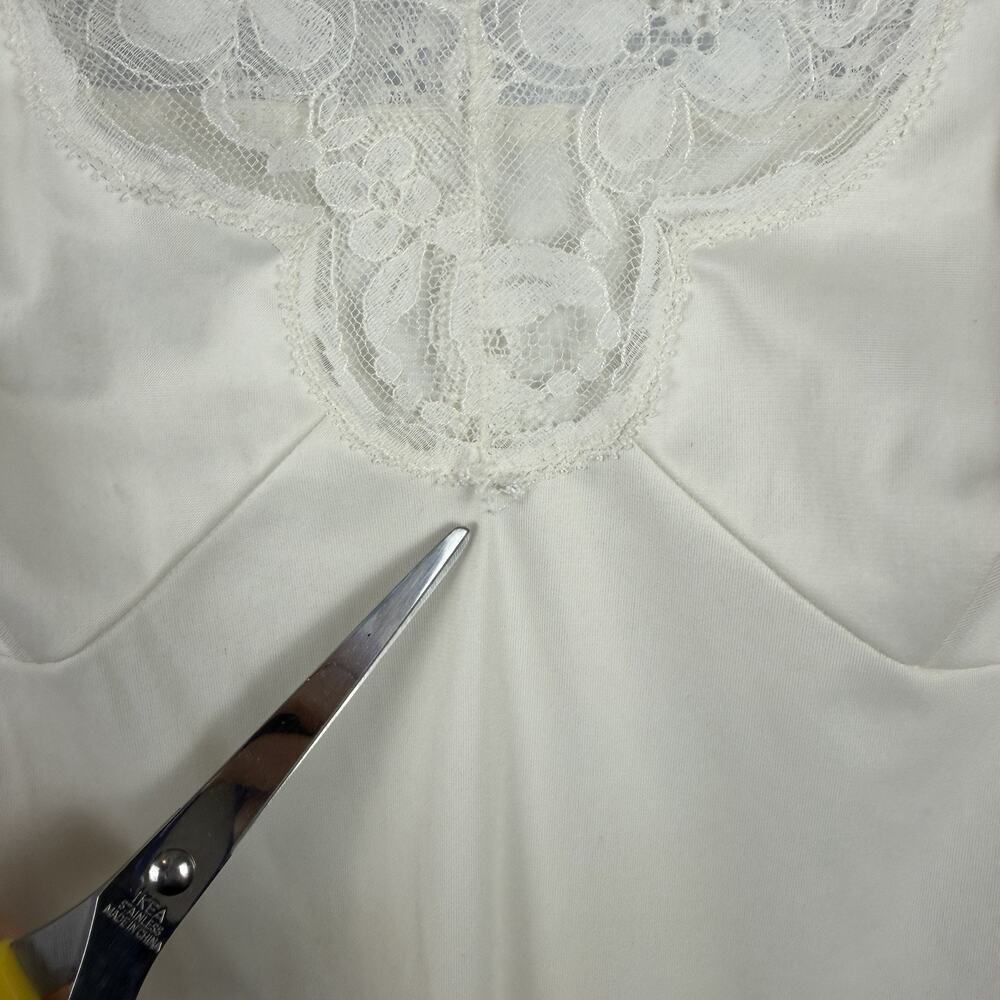 Vintage VANITY FAIR Full Slip Ivory Size 36 Lace Trim Indie Sleaze Dress Midi - Picture 10 of 10